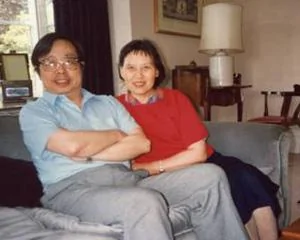 方励之夫妇1990年6月24日在美驻华大使馆最后一晚在大使房间开告别会。