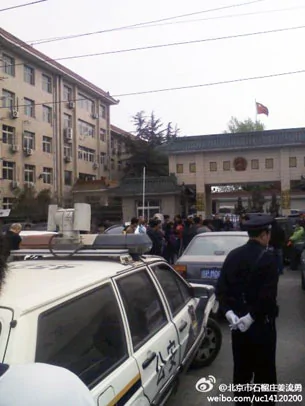 图片：倪玉兰夫妇寻衅滋事案开庭，当局出动数百名警察   (现场民众拍摄提供）