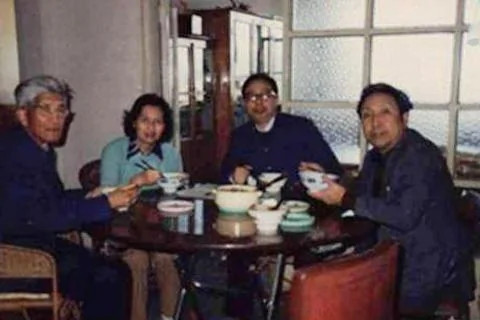 图为许良英(左)、李淑娴、方励之(右二)和刘宾雁四人起草反右三十年联署信资料照