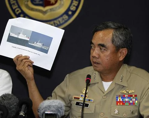 4月11号，一位菲律宾海军军官向媒体出示一张不具日期的照片，照片显示一艘中国监测船在制止菲律宾海军军舰拘捕中国渔民。