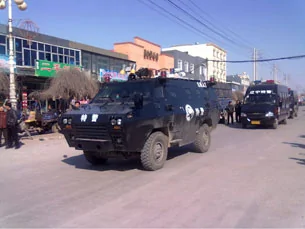 图片：当局出动装甲车。（中国茉莉花革命网站）