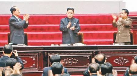 金正恩（中）在最高人民會議中，獲推舉為國防委員會第一委員長。（美聯社圖片）