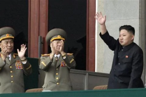 朝鲜领导人金正恩(右)