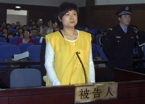 被判非法集資詐騙罪的吳英2009年4月16日出庭受審(資料照片)