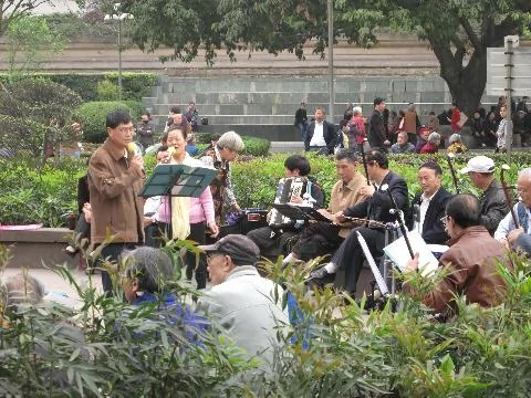 重庆市民在人民广场唱歌
