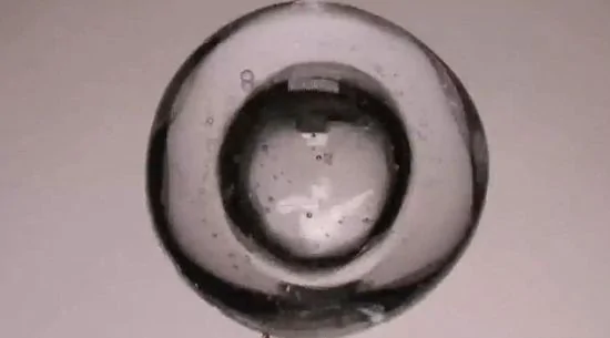 宇航员太空展示吹泡泡游戏：无重力大泡套小泡(组图)