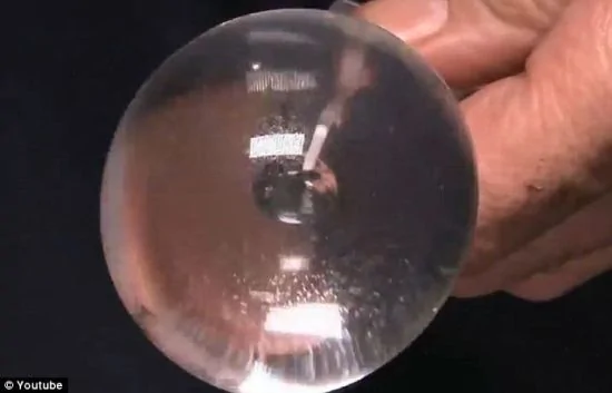 太空人太空展示吹泡泡遊戲：無重力大泡套小泡(組圖)