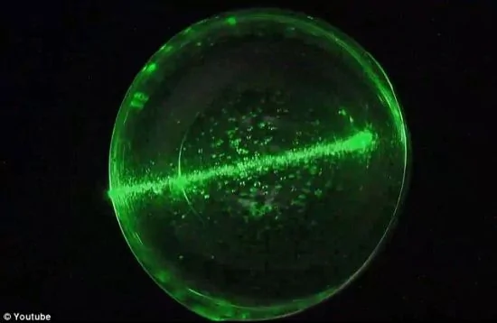 太空飛行員太空展示吹泡泡遊戲：無重力大泡套小泡(組圖)