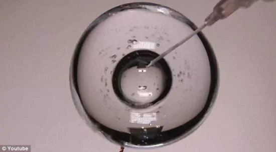 太空人太空展示吹泡泡遊戲：無重力大泡套小泡(組圖)