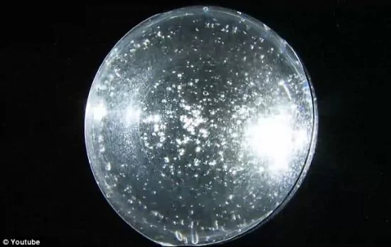 宇航员太空展示吹泡泡游戏：无重力大泡套小泡(组图)