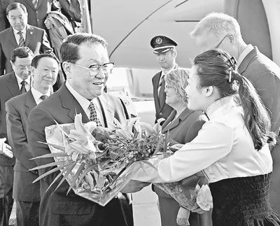 4月18日，中共中央政治局常委李長春抵達渥太華，開始對加拿大進行正式友好訪問。