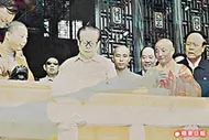 江泽民在九华山进香拜佛的相片，被寺旁的摊档贴出来当作生招牌。