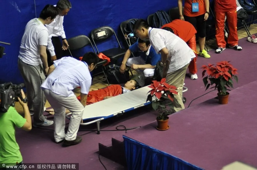 廣東隊體操小將吳柳芳掉下器械 肩頸著地被送急救(組圖)