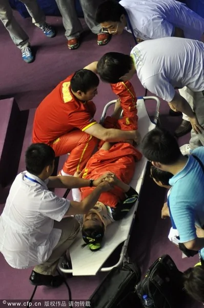 廣東隊體操小將吳柳芳掉下器械 肩頸著地被送急救(組圖)