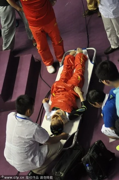 广东队体操小将吴柳芳掉下器械 肩颈着地被送急救(组图)