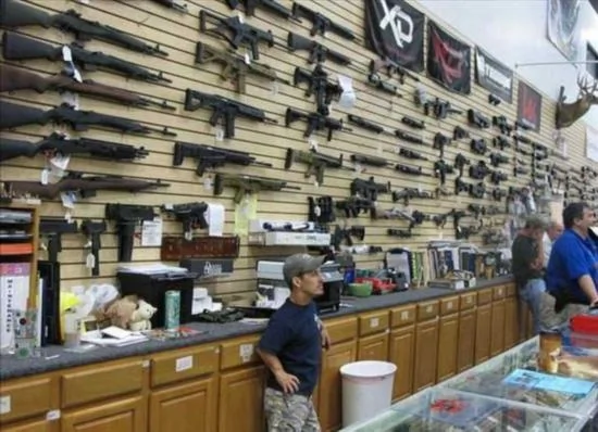 华人实拍:真枪实弹 探秘美国的枪械超市随便挑(组图)