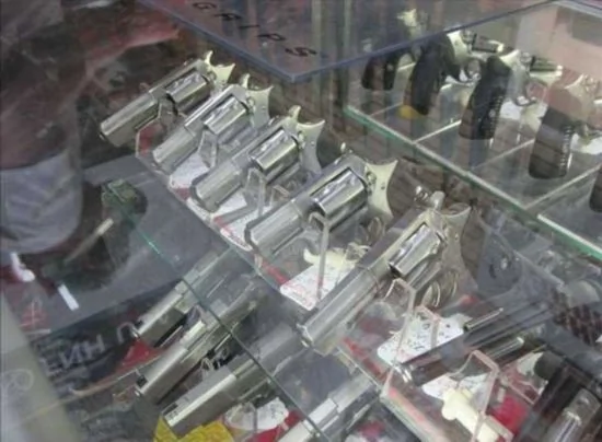 华人实拍:真枪实弹 探秘美国的枪械超市随便挑(组图)