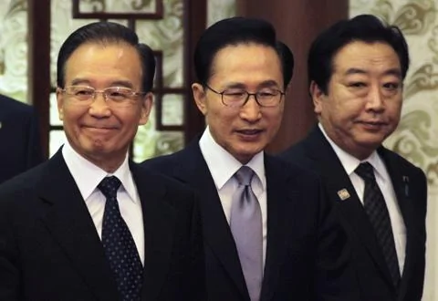 中國總理溫家寶，韓國總統李明博，日本首相野田佳彥13日在北京人民大會堂出席記者會議