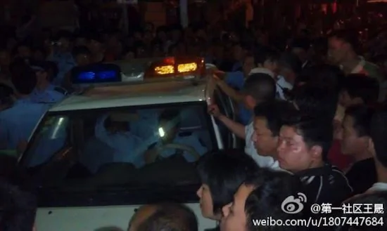 上海城管打人引公憤被千人圍堵