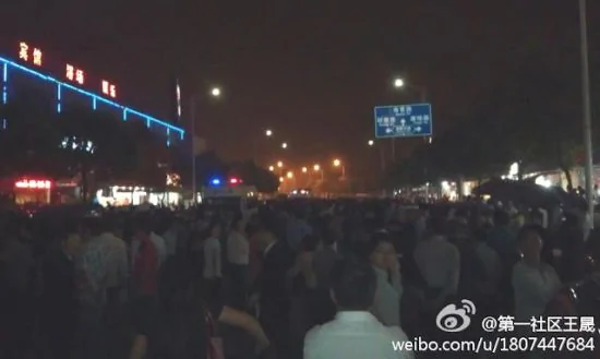 上海城管打人引公憤被千人圍堵