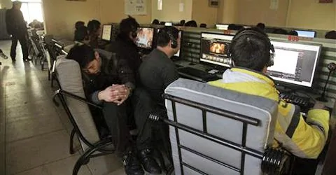 北京年轻人在网吧里使用电脑(资料照片)
