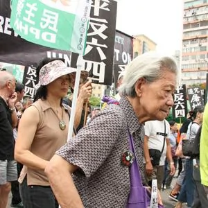 88岁邓老太太拄着拐杖游行