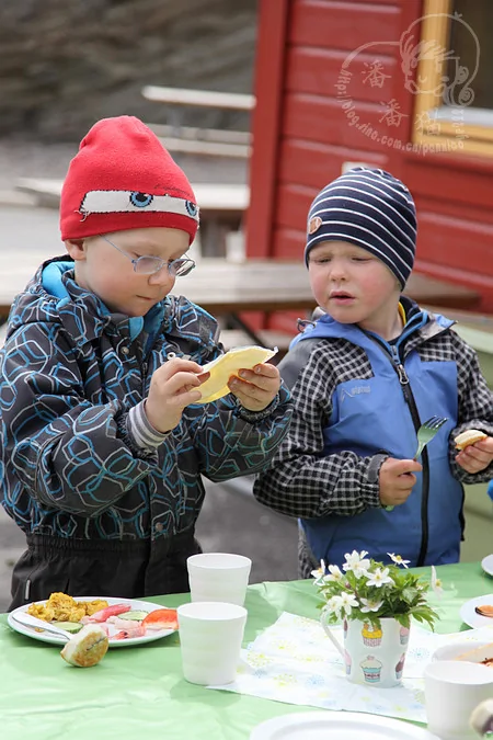 看看挪威幼儿园里的孩子们午餐吃什么