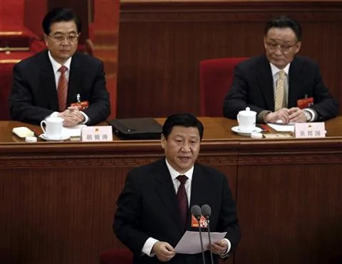 左起）胡锦涛，习近平，吴邦国在2008年人大会议上