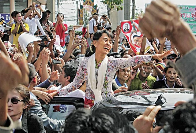 翁山蘇姬以燦爛笑容，回報在泰國的緬甸同胞熱情歡迎。 路透社