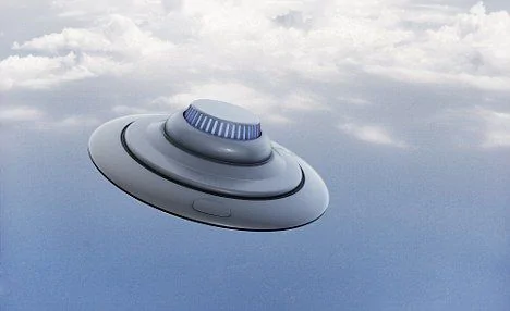 銀色飛碟：一個類似於空軍上士休斯看到的UFO。據他報告，一個銀色飛碟向他飛速衝來，瞬間「擦肩而過」，然後以驚人速度消失在空中。