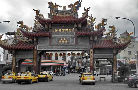 台湾花莲佛教寺院前的牌坊