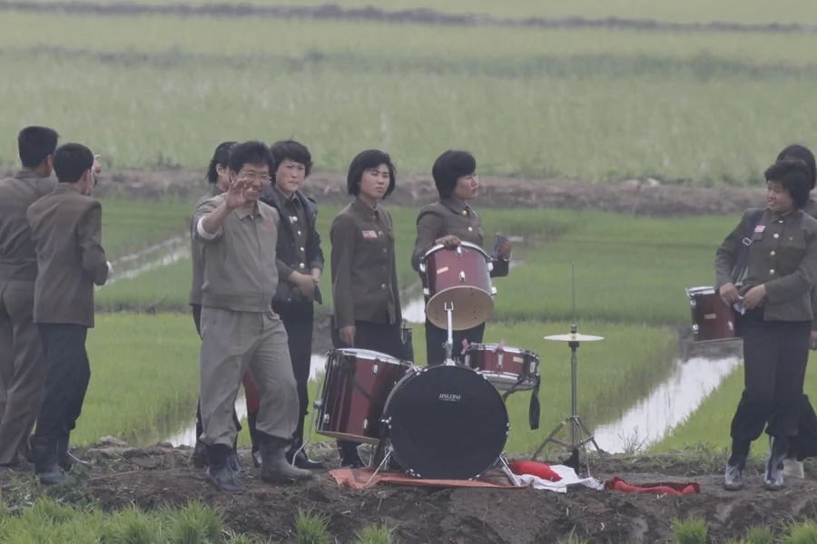 真是催人奋进啊！朝鲜歌唱队田间唱歌助阵农民插秧（高清）