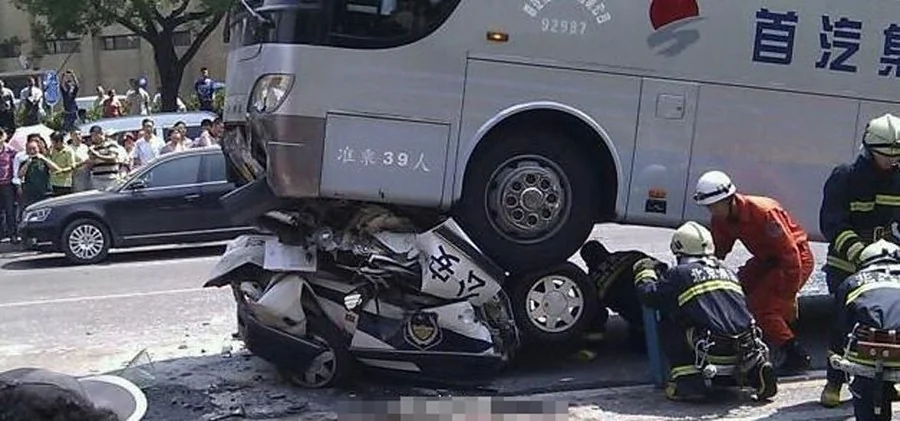 北京慘烈車禍 大巴把警車壓成鐵餅 車內警察身亡(高清組圖)