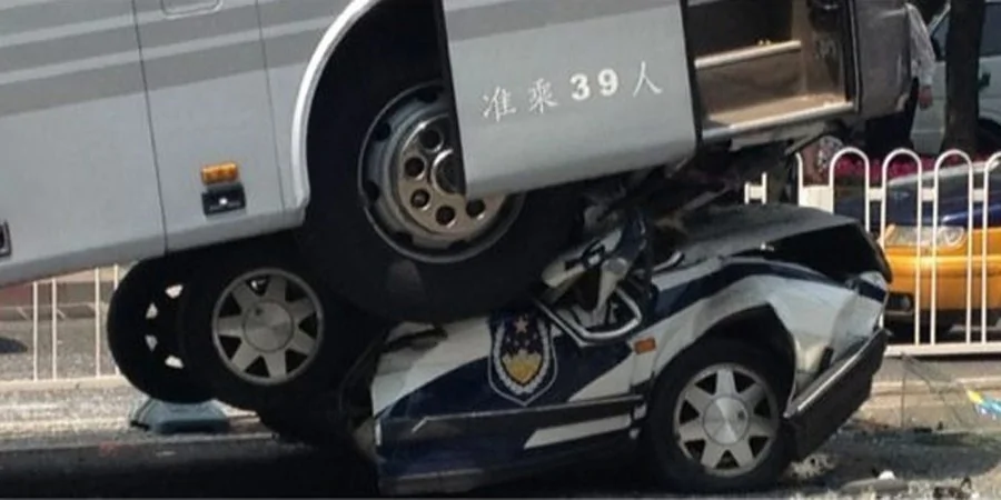北京慘烈車禍 大巴把警車壓成鐵餅 車內警察身亡(高清組圖)