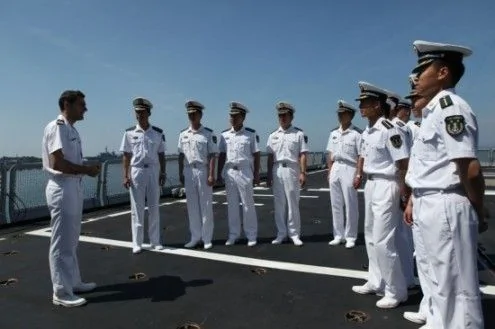 圖為出訪官兵、學員代表參觀義大利海軍飛彈驅逐艦。王平攝