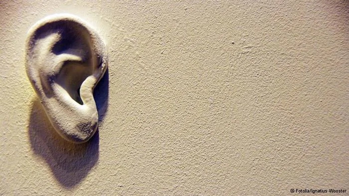 Ein Ohr aus Gibs kommt aus der Wand. Symbolbild für das Thema lauschen, spionieren. Fotolia, 2011