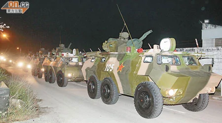 石崗直擊<BR>由裝甲車及工程車組成的解放軍車隊前晚來港。 （楊日權攝）