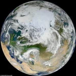 從北極上空拍攝的地球全景照片