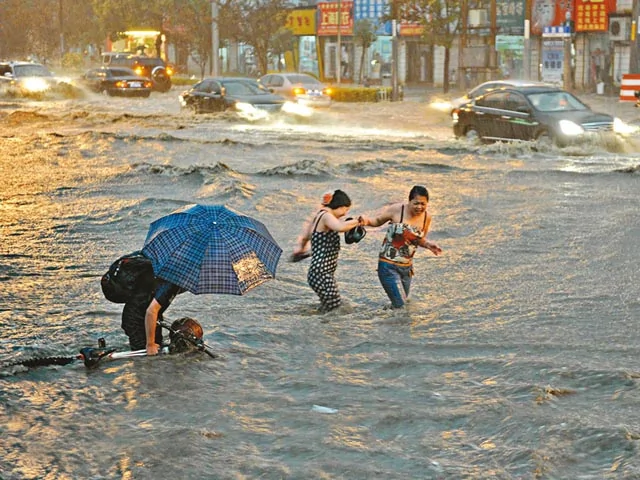 華南華中暴雨成災　街道波濤洶湧