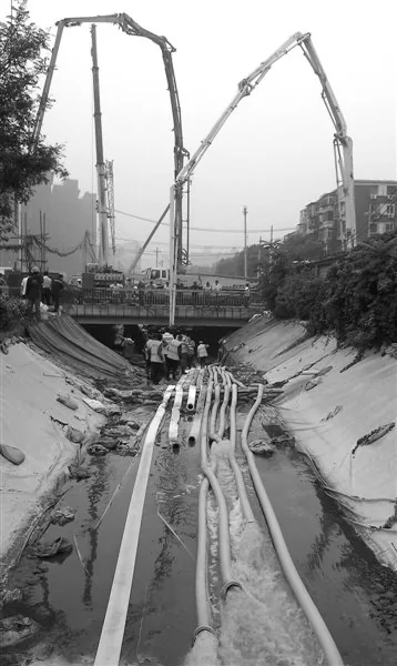 北京决堤河水 灌进在建地铁隧道