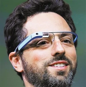 　　谷歌聯合創始人之一布林佩戴谷歌眼鏡出場。