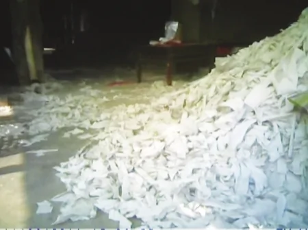 堆放在厂房地上的回收纸生产原料。