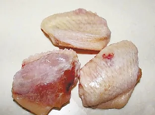 網友自曝買到了「人造雞翅」 兩次下鍋均燒不熟(多圖)