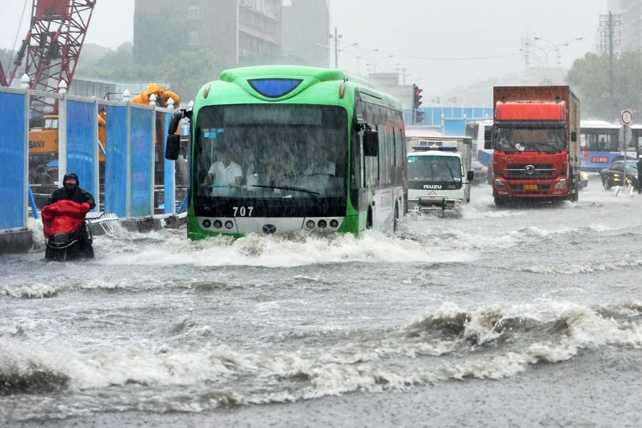 武汉遭特大暴雨侵袭 市民“看海看瀑布”(高清组图)