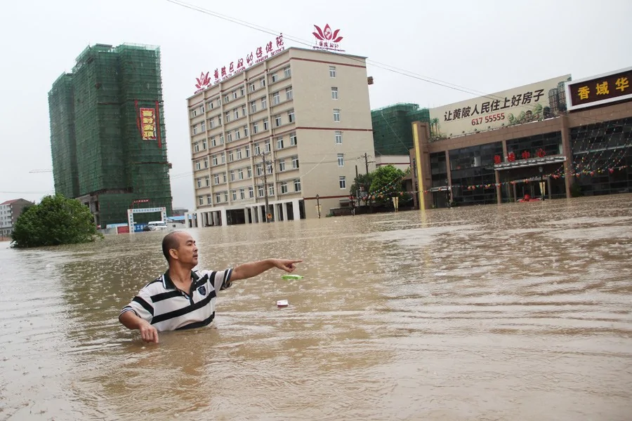 武漢遭特大暴雨侵襲 市民「看海看瀑布」(高清組圖)