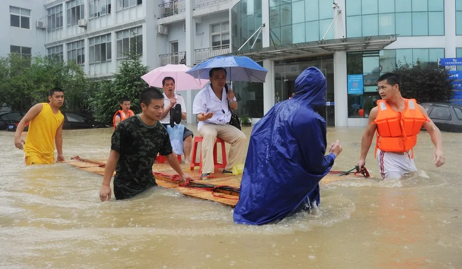 武漢遭特大暴雨侵襲 市民「看海看瀑布」(高清組圖)