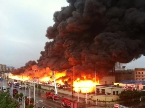 7月16日下午6時左右，湖南省長沙市望城區的旺旺食品廠發生火災。圖為大火現場。圖/貓特曼