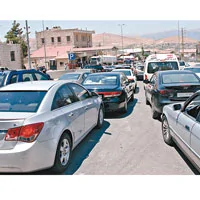 敘利亞大批難民前日駕車逃往黎巴嫩。 （美聯社圖片）