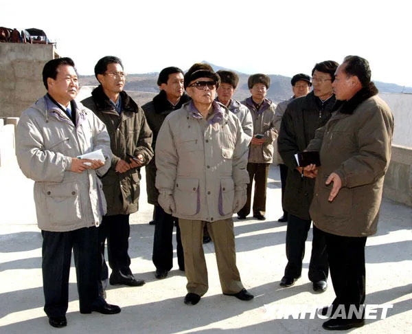據朝鮮《勞動新聞》2月1日報導，朝鮮最高領導人金正日（中）近日視察了位於黃海北道的禮成江青年1號水電站。這是朝鮮中央通訊社2月1日提供的金正日視察時的照片。