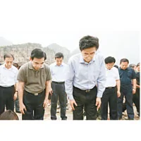 郭金龍（前右）率領官員在房山區十渡鎮向雨災遇難者鞠躬致哀。 （中新社圖片）